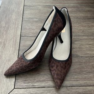 Tahari heels brand new leopard brown suede size 7